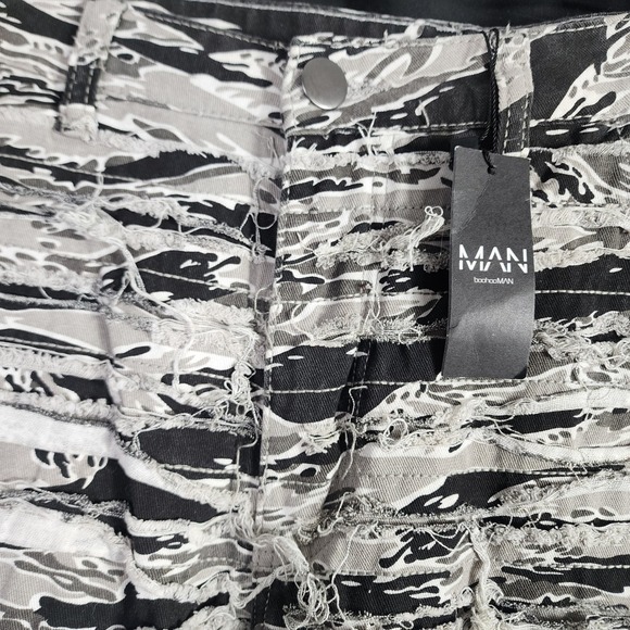 BoohooMAN Men Distressed Camo Cargo Pants Size 30x34 NWT Y2K Ripped Streetwear - Picture 2 of 5